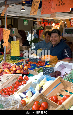 Menschen beim Einkaufen für Produkte auf ein Outdoor-Samstagsmarkt in Paris, Frankreich. Stockfoto