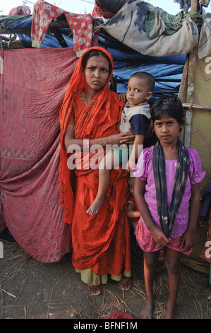 Sturm-Opfer warten auf Hilfsgüter wurden obdachlos, nachdem Zyklon Sidr Bangladesch Delta zerstört. Stockfoto