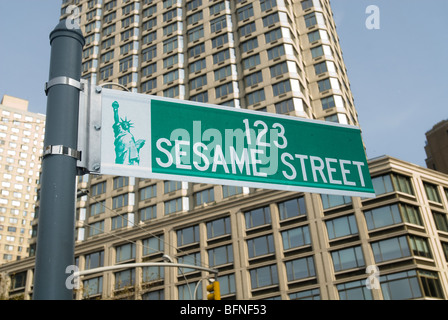 Sesamstraße feiert 40-jähriges Jubiläum mit der Enthüllung einer temporären Straßenschild am Broadway in New York Stockfoto