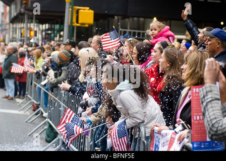 Zuschauer feuern auf Demonstranten in der 91. jährliche Veterans-Day-Parade in New York Stockfoto