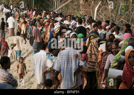 Sturm-Opfer warten auf Hilfsgüter nach dem Zyklon Sidr Bangladesch Delta zerstört. Stockfoto