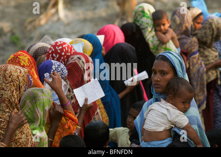 Sturm-Opfer warten auf Hilfsgüter nach dem Zyklon Sidr Bangladesch Delta zerstört. Stockfoto