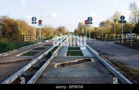 Auto Falle am Ende des neuen geführte Bus verfolgen, um nicht autorisierte Fahrzeuge, die mit der Strecke zu stoppen. Stockfoto