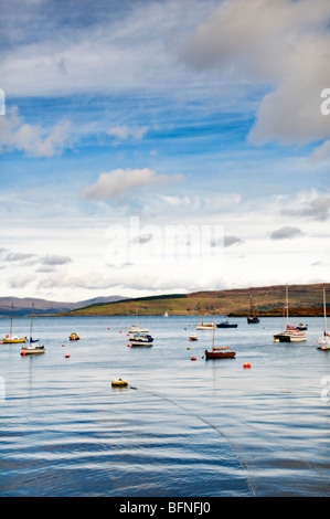 Angelboote/Fischerboote im Hafen von Tobermory, Isle of Mull, Schottland an einem hellen aber bewölkten Tag aufgenommen Stockfoto