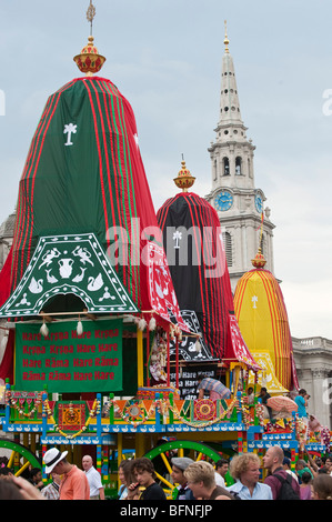 Drei dekorierten Wagen bei den Feierlichkeiten des Ratha Yatra The Hindu Festivals von Streitwagen in London UK Stockfoto