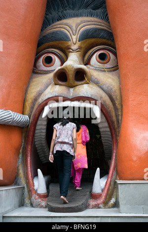 Hindu Anhänger der Hanuman-Tempel betreten. Neu-Delhi. Indien Stockfoto