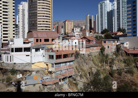 Kontrastreiche moderne Wolkenkratzer und prekären Slum Gehäuse dicht nebeneinander gibt, La Paz, Bolivien Stockfoto