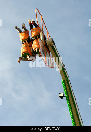 Vier Menschen Spinnen in der Luft auf eine Achterbahnfahrt Stockfoto