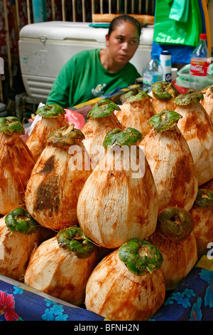 Frisch geschälten Kokosnüssen zum Verkauf im Markt von Papeete, Tahiti. Stockfoto