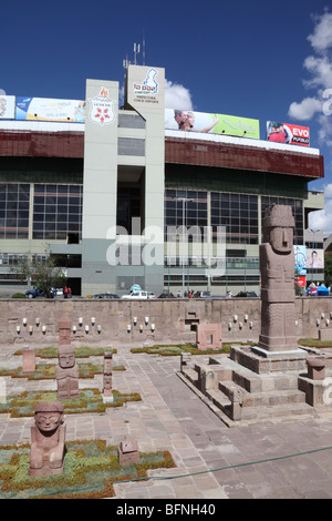 Nachbildung des Tiahuanaco-Monolithen und des halb versunkenen Tempels auf der Plaza Arqueologica und dem Hernando Siles Olympiastadion, Miraflores, La Paz, Bolivien Stockfoto