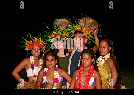 Besucher mitmachen Tahitian Dance Festlichkeiten. Moorea, Tahiti Stockfoto