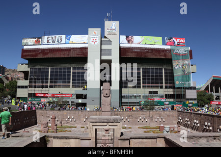 Nachbildung des Tiahuanaco-Monolithen und des halb versunkenen Tempels auf der Plaza Arqueologica und dem Hernando Siles Olympiastadion, Miraflores, La Paz, Bolivien Stockfoto