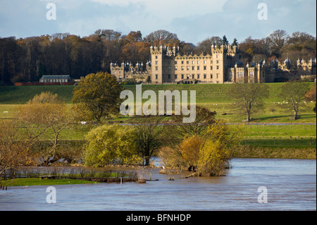 Fluss Tweed Kelso Schottland November 2009 Überschwemmungen Blick von der Brücke in Richtung Floors Castle - Wasser bei Flut-Niveau Stockfoto