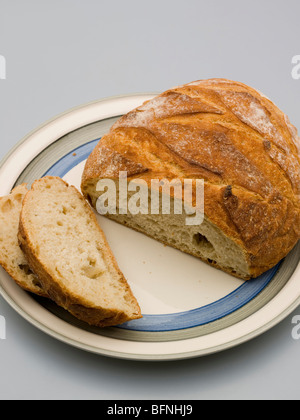 Runde Stein gebackene weiße Brot auf dem Teller. Stockfoto