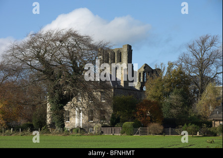 Kelso Abbey mit dem old Manse vorne gesehen vom Feld Glebe Stockfoto