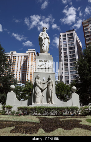 Statue der ehemaligen spanischen Königin Isabella I. von Kastilien / Isabel I de Castilla, Plaza Isabel la Catolica, Sopocachi, La Paz, Bolivien Stockfoto