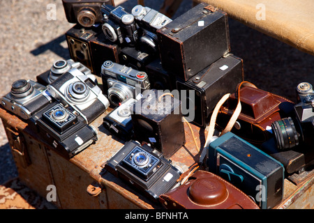 Alte Kameras zum Verkauf am Markttag in L'Isle Sur La Sorgue, Provence, Frankreich Stockfoto