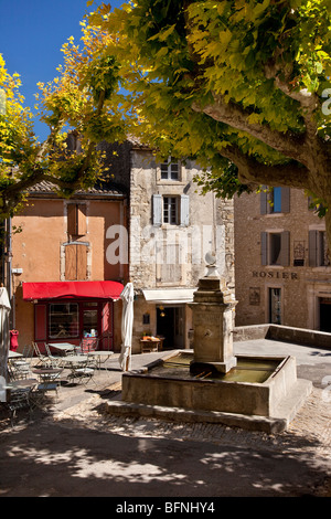 Brunnen und Platz neben dem Chateau de Gordes in Gordes, Provence, Frankreich Stockfoto