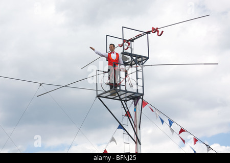 Mitglied der Flying Wallendas begrüßt seine Mitmenschen Interpreten nach ihrer Gratwanderung Stockfoto