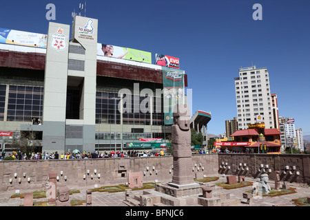 Nachbildung des Tiahuanaco-Monolithen und des halb versunkenen Tempels auf der Plaza Arqueologica und dem Hernando Siles Olympiastadion, Miraflores, La Paz, Bolivien Stockfoto