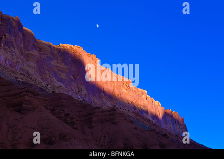 Mondaufgang über Abendlicht auf die Waterpocket Fold, Capitol Reef National Park, Utah Stockfoto