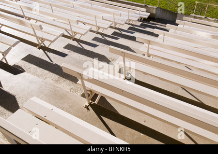 Reihen von hölzernen sitzen an der Pferderennbahn Stockfoto