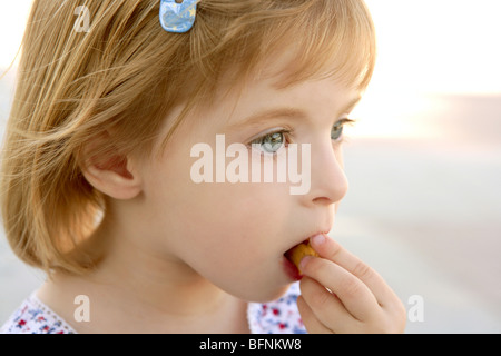 Blonde Mädchen Makro Nahaufnahme Hochformat Keks essen Stockfoto