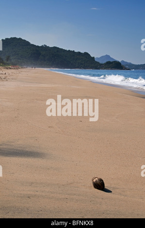 Menschenleeren Strand entlang der Riviera Nayarit aus der Stadt San Pancho mit Blick in Richtung Sayulita. Stockfoto