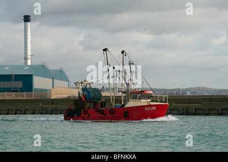 Ein Trawler Überschrift für die Hafeneinfahrt und das offene Meer. Stockfoto