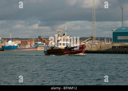 Ein Trawler Richtung aus Shoreham Hafeneinfahrt. Stockfoto