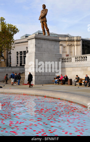 Remembrance Day Mohn in Brunnen am Trafalgar Square mit Statue von Sir Keith Park jenseits schweben Stockfoto