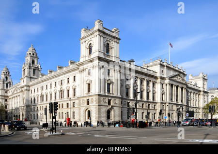 Großes Steingebäude der Regierungsbüros an der Ecke der Great George Street & Parliament Street, das von HM Treasury & anderen Abteilungen im Laufe der Zeit in Großbritannien genutzt wurde Stockfoto