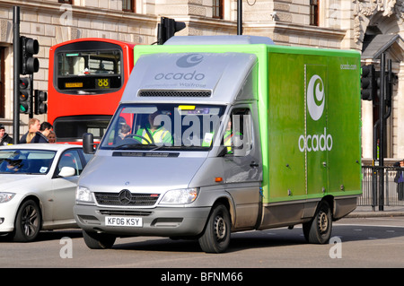 Ocado online Supermarkt für Lebensmittel supply chain Lebensmittel-lieferservice van Fahrer und Mate fahren in Whitehall London England Großbritannien Stockfoto