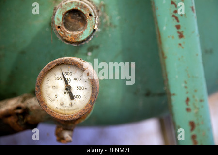 alte rostige Druck-Barometer auf Wasserpumpe Stockfoto