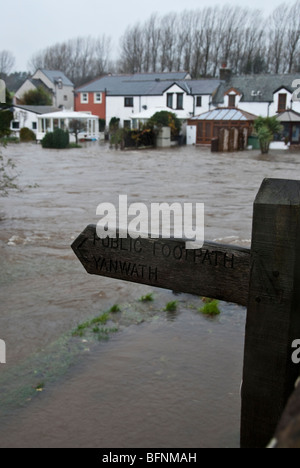 Eamont Brücke in der Nähe von Penrith, Cumbria, England, UK mit Hochwasser aus dem Fluss Eamont fließt aus Ullswater Überschwemmungen Haus Stockfoto