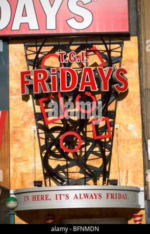 Eine aktualisierte neue Eingang eine TGI Fridays Restaurant in New York Stockfoto