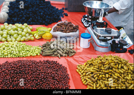 Verkäufer von Amla Stachelbeere Tamarinde Beere Erdnuss; Indien; Asien Stockfoto