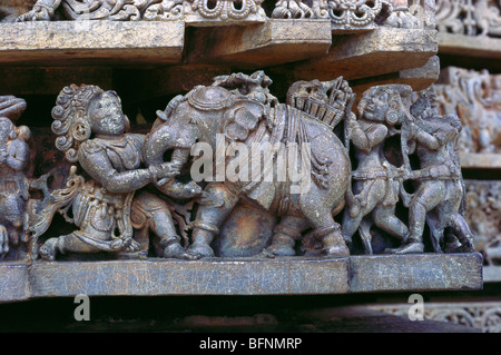 Mahabharata; Bhima Tötung Elefantenskulptur; Hoysaleswara Tempel; Halebidu Tempel; Halebid; Halebeedu; Karnataka; Indien; asien; Stockfoto