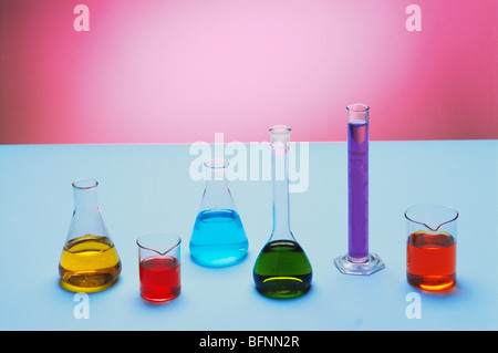 Bunte Chemikalien in Laborglas Becher, Kolben, Uhrglas, Messzylinder, Stockfoto