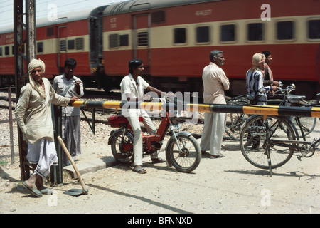 Geschlossen Bahnübergang in der Nähe von barsana Vrindavan Mathura Uttar Pradesh Indien Stockfoto