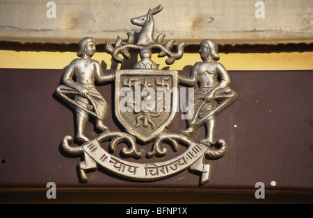 MMN 62648: Nahaufnahme des Emblems Dungarpur Staates auf Fach des Palastes auf Räderwerk in Jaisalmer; Rajasthan; Indien Stockfoto