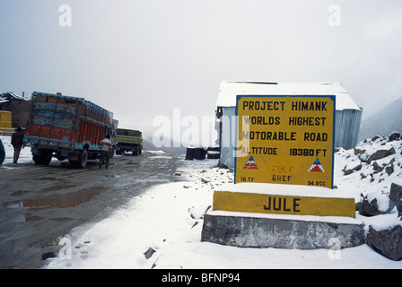 Khardungla 18380 Fuß hoch höchste befahrbare Passstraße in die Welt Leh Ladakh Jammu & Kaschmir Indien Stockfoto