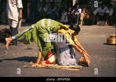 Indische Frauen Straße Akrobatik; Bombay; Mumbai; Maharashtra; Indien; asien Stockfoto