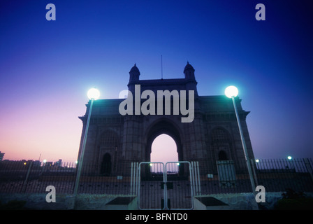 RMM 60632: Gateway of India in der Silhouette; Bombay Mumbai; Maharashtra; Indien Stockfoto