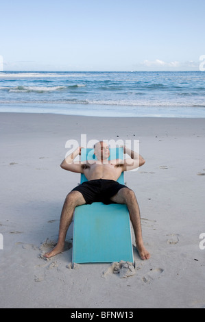 Mann am Strand Liege liegen Stockfoto