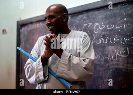 Nubische Lehrerin in einem Dorf in der Nähe von Assuan. Stockfoto