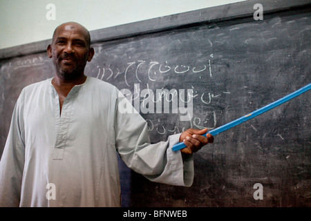 Nubische Lehrerin in einem Dorf in der Nähe von Assuan. Stockfoto