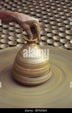 Potter, der einen Topf auf Töpferscheibe macht; jaipur; rajasthan; Indien; asien Stockfoto