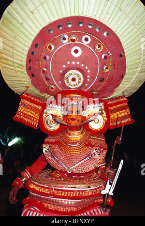 Theyyam; Teyyam; Theyam; Theyyattam; Indischer Maskentanz; Koodali; Kerala; Indien; Asien Stockfoto