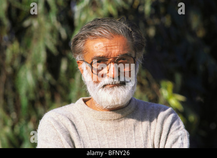 Indischer Senior Mann Porträt mit weißem Bart trägt Brille ; grüner Hintergrund ; Indien ; Asien ; MR#342 Stockfoto